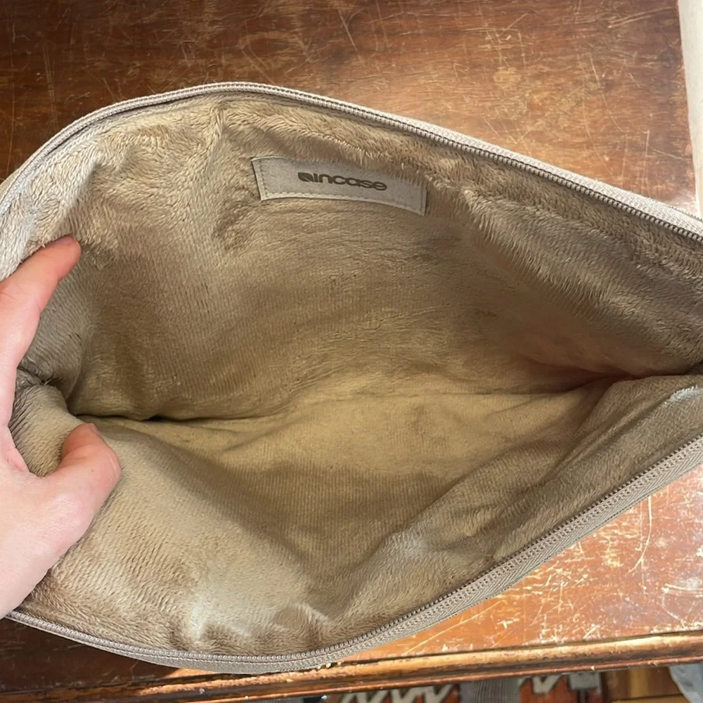 Incase 13’ Padded Laptop Case - Picture 3 of 5